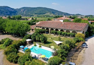 Tigli apartment with two bedrooms and one bathroom on the second floor with 4 metre glass window (apartment 6)