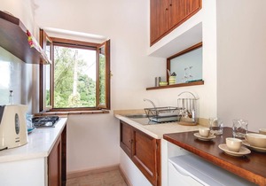 Vacation apartment in a country house, former farm, surrounded by vineyards and olive groves.