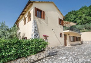 Vacation apartment in a country house, former farm, surrounded by vineyards and olive groves.