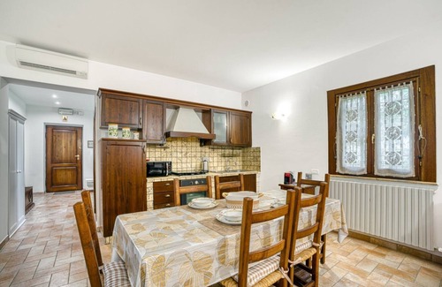 Assisi Apartment | 149 sqm house for 5 people, with a private garden and uncovered parking space. Absolutely stunning view of Assisi, in a highly sought-after location. Few nearby houses ensure excellent privacy. The garden directly overlooks the Monte Subasio Park, offeri