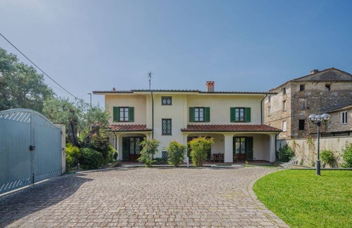 Querceta Other | 300 m² Accommodation ∙ 4 bedrooms ∙ 10 guests