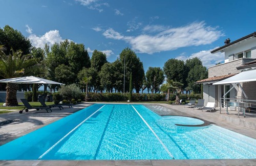 San Benedetto di Lugana Villa | 400 m² Villa ∙ 4 bedrooms ∙ 8 guests
