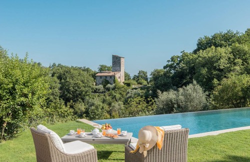 Montelaguardia Villa | 6500 m² Villa ∙ 10 bedrooms ∙ 20 guests