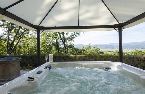 Monteriggioni Villa | 800 m² Villa ∙ 6 bedrooms ∙ 14 guests
