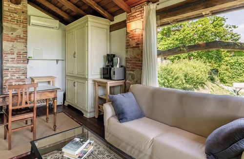 Pietrabuona Apartment | Apartment 'Casa Di Vetro' with Mountain View, Wi-Fi and Air Conditioning