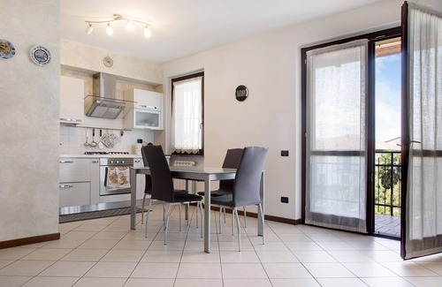 Cocquio-Trevisago Apartment | Apartment "Residenza Contrada" with Balcony & Wi-Fi