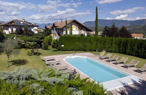 Caldaro Sulla Strada del Vino House | Apartment "Stompferhof Family" in Caldaro with Shared Pool & Garden