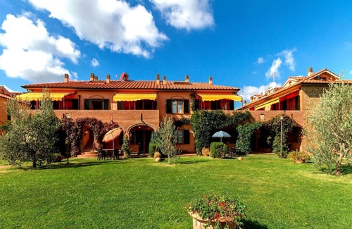 Sughera Apartment | Apartment with A/C, WIFI, pool, TV, veranda, pets allowed, panoramic view, close to San Gimignano