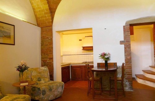 Torrita di Siena Apartment | Apartment with a beautiful terrace covered with plants