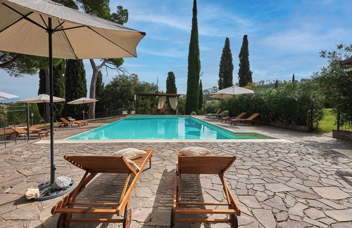 Torrita di Siena Apartment | Apartment with a beautiful terrace covered with plants