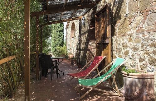 Torrita di Siena Apartment | Apartment with a beautiful terrace covered with plants