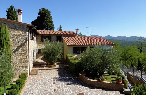 Montecarelli House | Attractive apartment in farmhouse with pool in beautiful surroundings