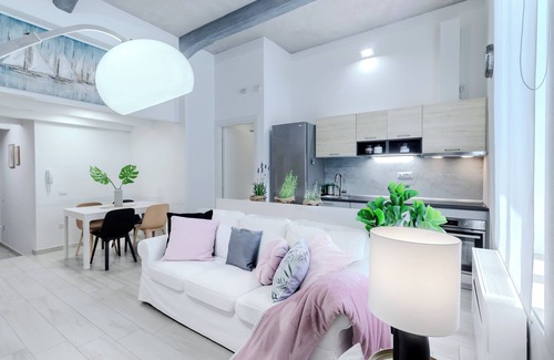 Cagliari Apartment | Benny's rose house. 2 minutes walk to pedestrian area. CIN IT092009C2000Q2584