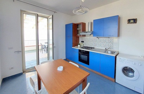 Castellabate House | Casa Terry B: A graceful apartment located right on the beach, with Free WI-FI.