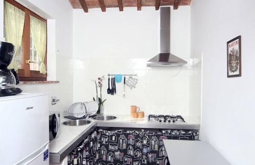 Corsanico-Bargecchia Apartment | Cosy apartment with WIFI, pool, A/C, TV, patio, pets allowed and panoramic view, close to Viareg.