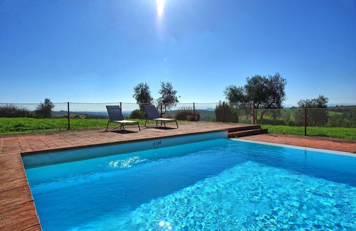 Castelnuovo Berardenga Apartment | Cosy apartment for 2 guests with A/C, pool, TV and panoramic view, close to Siena