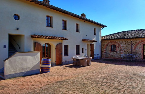 Castelnuovo Berardenga Apartment | Cosy apartment for 2 guests with A/C, pool, TV and panoramic view, close to Siena