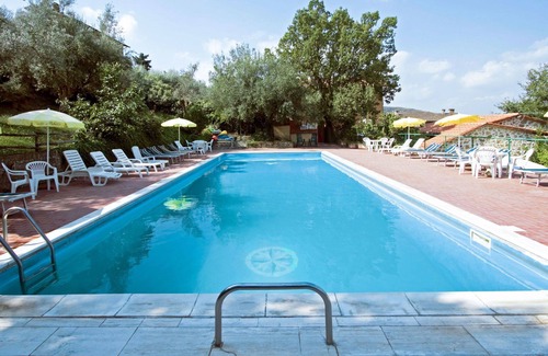 Paciano Apartment | Cosy apartment for 7 people with WIFI, pool, TV, patio and pets allowed