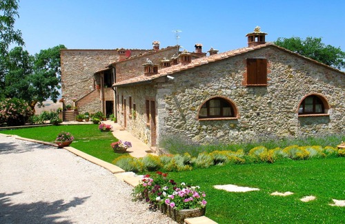 Gambassi Terme Villa | Cosy apartment in villa with pool, WIFI, A/C, TV, terrace and panoramic view, close to San Gimig.