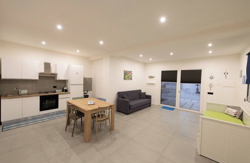 Scoglitti Apartment | Eggplant apartment in villa with swimming pool, sea village Scoglitti