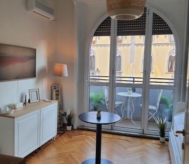 Loreto Apartment | Elegante Monolocale - Pecchio 1930