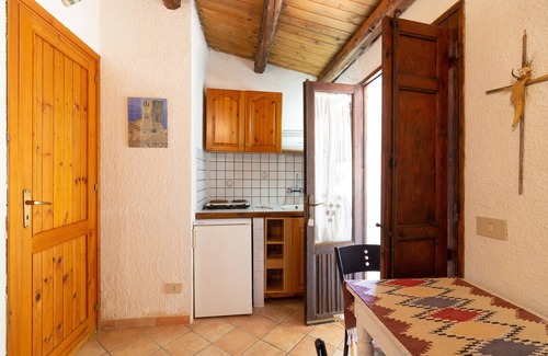Buseto Palizzolo House | Holiday Home 'Fattoria Spezia - Nespola' with Shared Pool, Garden and Shared Wi-Fi