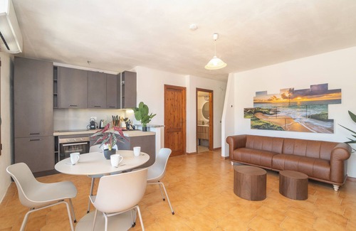 San Teodoro House | Holiday Home 'Rosmar' with Shared Garden and Air Conditioning