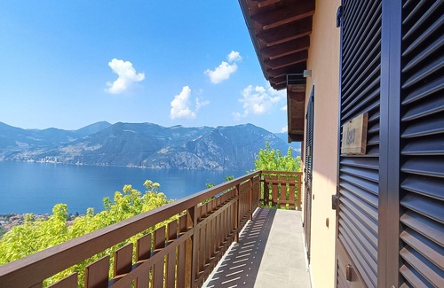 Marone Apartment | "Iseo" room