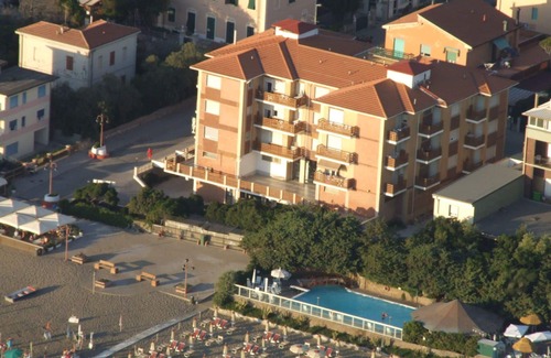 Marina di Castagneto Carducci Apartment | Nice apartment for 2 guests with A/C, WIFI, TV, balcony and panoramic view