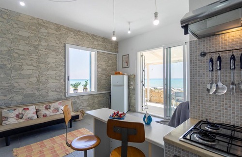 Casuzze House | La Casa in Riva al Mare