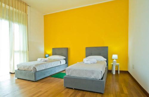 Albate Apartment | LA'DELI - Como - grande appartamento con parcheggio, nefltix, giardino, terrazzo