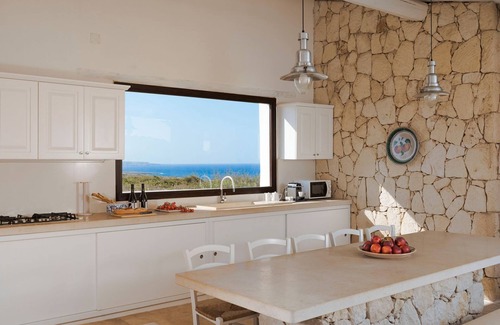 Syracuse Villa | Large Sicily villa w/pool near Syracuse and seaside with Air conditioning and Wi-Fi