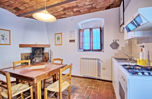 San Casciano in Val di Pesa Apartment | Lovely apartment with WIFI, A/C, pool, TV and pets allowed, close to Greve In Chianti