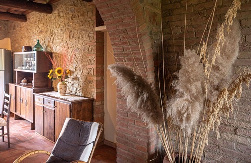 Sasso dʼOmbrone Villa | Lovely apartment in villa with WIFI, A/C, pool, TV, patio, pets allowed and panoramic view