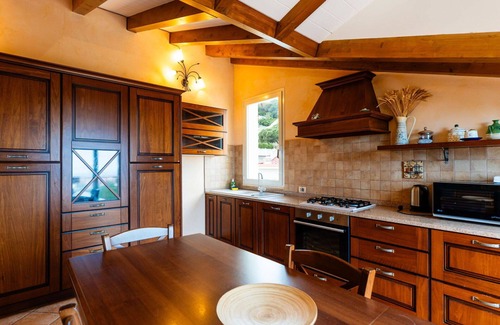 Borghetto Santo Spirito Villa | Lovely apartment in villa for 5 people with pool, A/C, WIFI, balcony and pets allowed