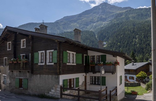 Macugnaga Apartment | Nice apartment for 4 people with TV, balcony, pets allowed and panoramic view