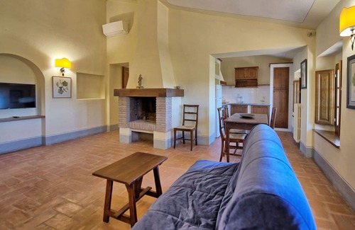 Castelnuovo Berardenga Apartment | Nice apartment for 2 people with A/C, pool, TV and panoramic view, close to Siena