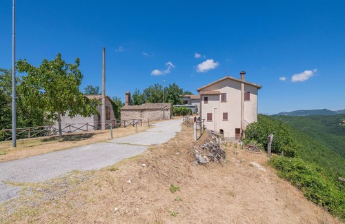 Sellano House | Peaceful Holiday Home in Sellano with Pool