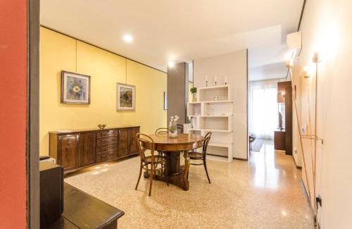 Historic Center Apartment | Piazza Maggiore Suite
