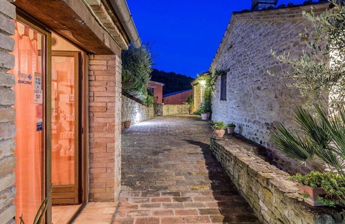 Monte San Martino House | Splendid Apartment with Pool in Monte San Martino