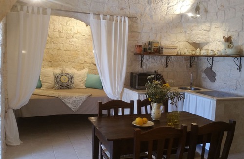 Ostuni House | Trulli Collina della Pace, private pool, terrasses, veranda, BBQ, garden, olives