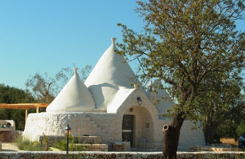 Ostuni House | Trulli Collina della Pace, private pool, terrasses, veranda, BBQ, garden, olives