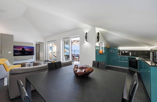 Colonno House | Vacation Home Colonno Penthouse with Lake View, Infinity Pool, Whirlpool & Garden