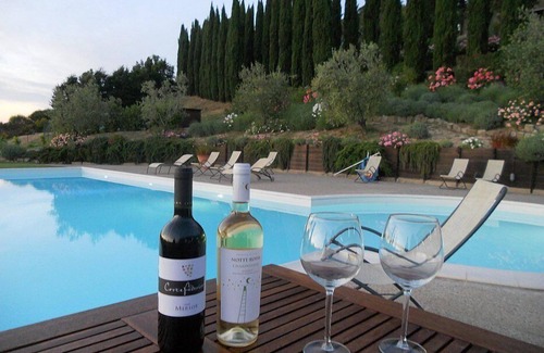 Poggibonsi Villa | Villa Lionella Grande: A splendid three-story villa surrounded by meadows and by green hills, with Free WI-FI.