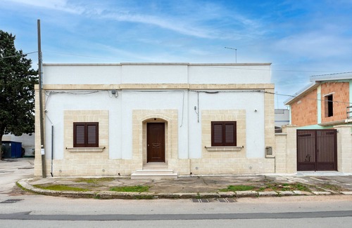 Lizzano Villa | Villa 'Palma 1' with Private Garden, Wi-Fi and Air Conditioning