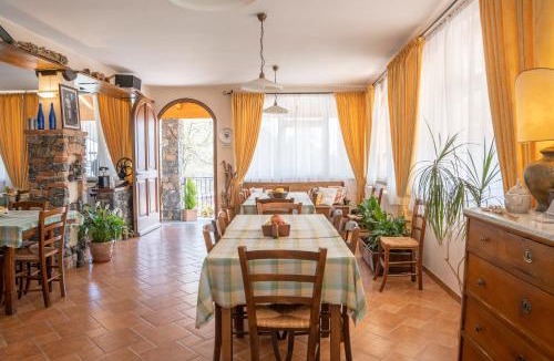 Varese Ligure Apartment | 027- Agriturismo Il Boschetto - Camera Matrimoniale PISCINA Pace e Natura