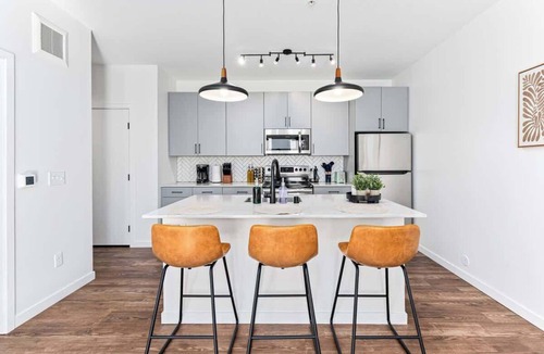 Uptown Apartment | 1 Bed Apt + Rooftop | Lake of Isles