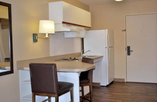 Memphis Apartment | 1 King Bed | Non-Smoking, Kitchen