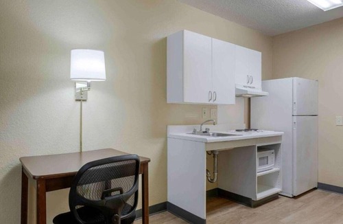 Memphis Apartment | 1 King Bed | Non-Smoking, Kitchen