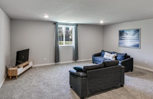 Waukee House | 1 Mi to Golf: Quiet Waukee Home w/Fireplace!